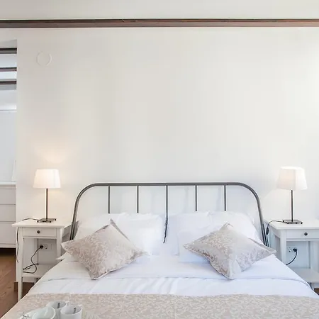 Tinel Longo Villa Trogir