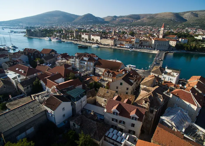 Βίλα Tinel Longo, For Up To 8, Center, Bbq, Terrace Τρογκίρ